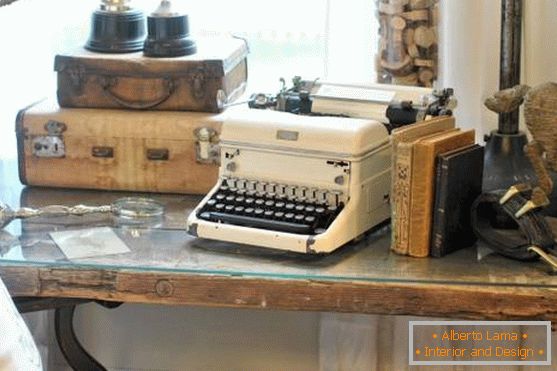 Decoración de estilo vintage: maletas, libros, máquina de escribir
