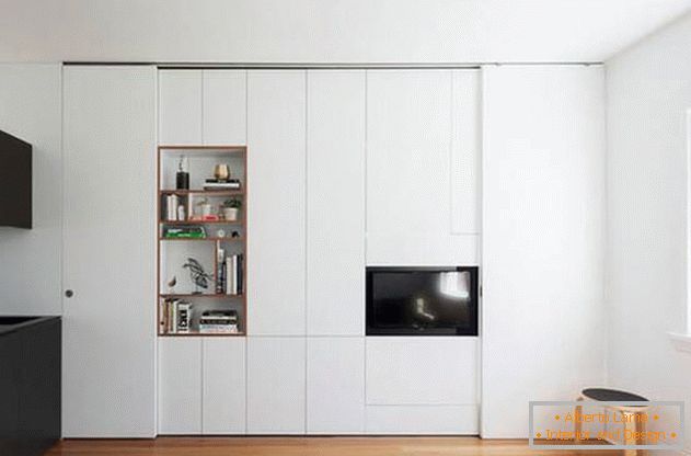 La pared modular en el interior del apartamento también divide el espacio