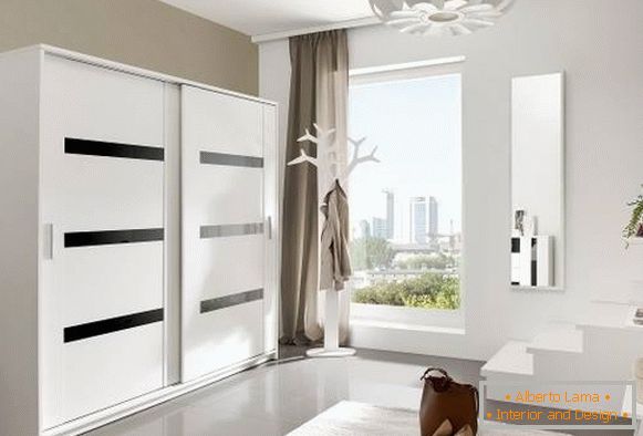 Diseño moderno de los armarios en el pasillo en color blanco