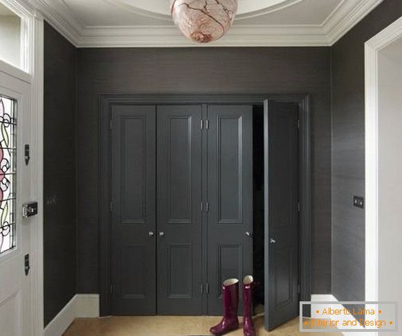 Armario empotrado en color negro en el pasillo de una casa privada