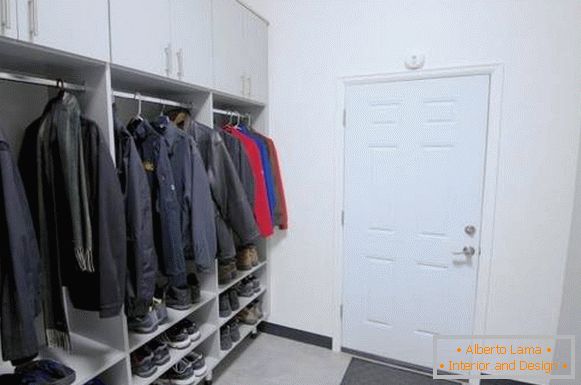 Diseño de armarios en el pasillo con estantes abiertos y secciones