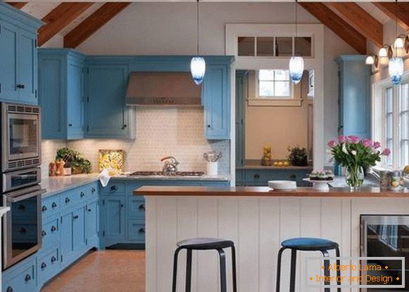 Elegante cocina azul en el interior
