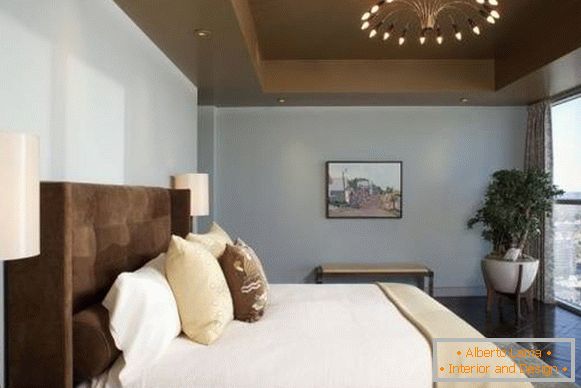 Dormitorio con paredes azules y detalles marrones