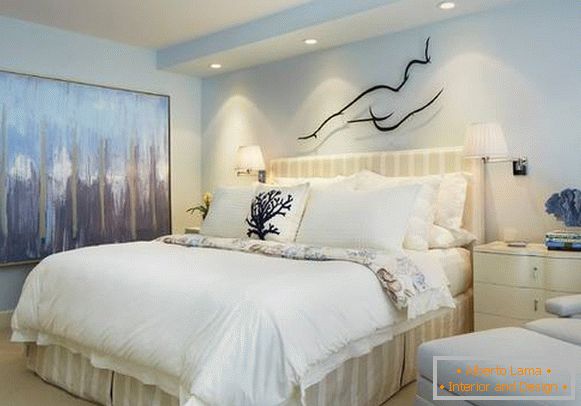 Interior azul blanco del dormitorio - foto en estilo moderno
