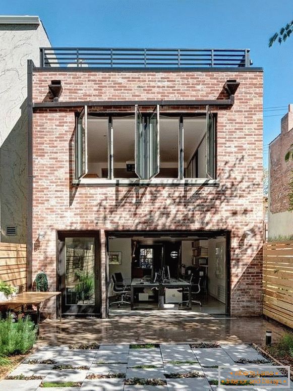 Diseño interno de una casa privada hecha de ladrillo rojo