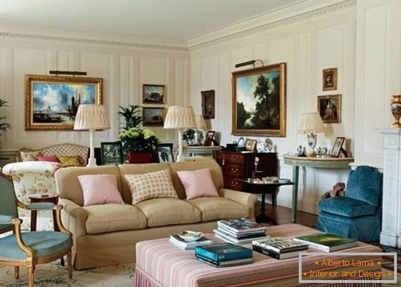 Diseño clásico de la sala de estar de una casa privada
