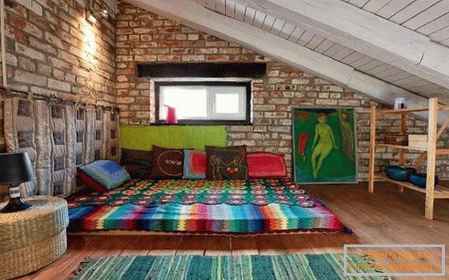 Dormitorio de diseño moderno negrita en una casa de campo