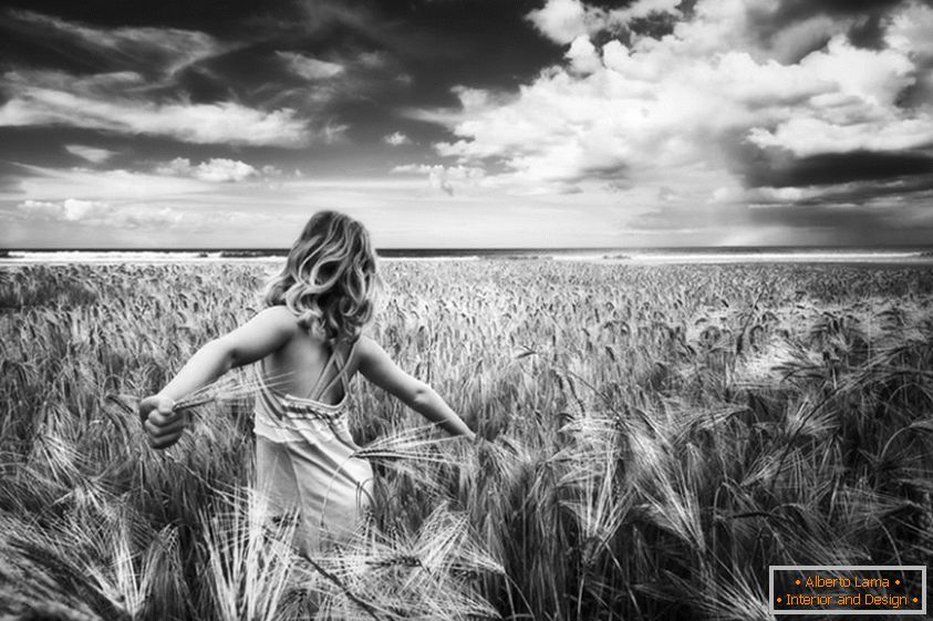 Foto en blanco y negro de una niña en un campo de trigo