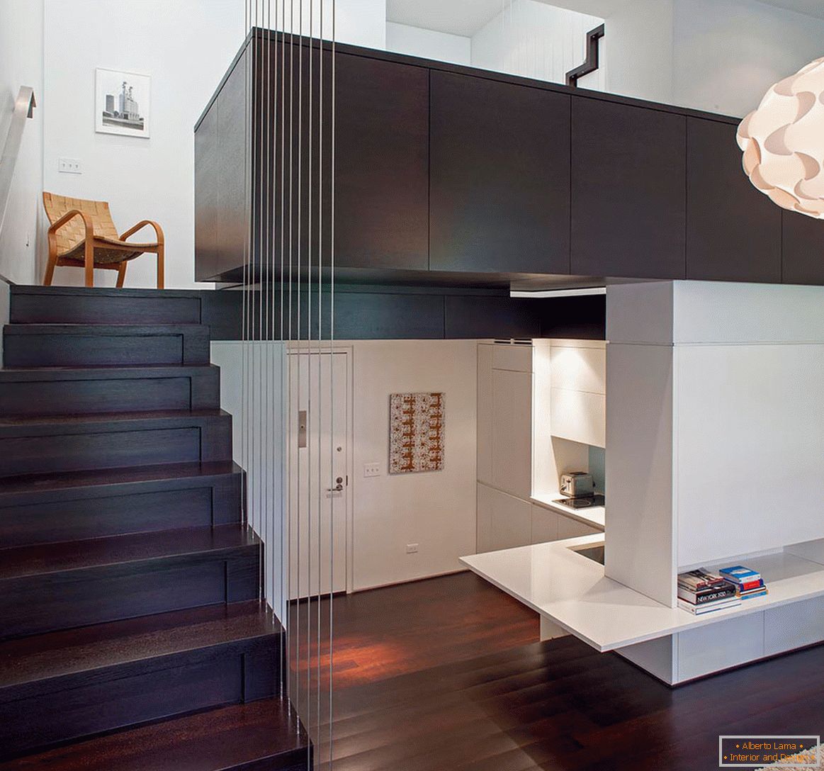 Una escalera que conecta dos pisos de apartamentos en Nueva York