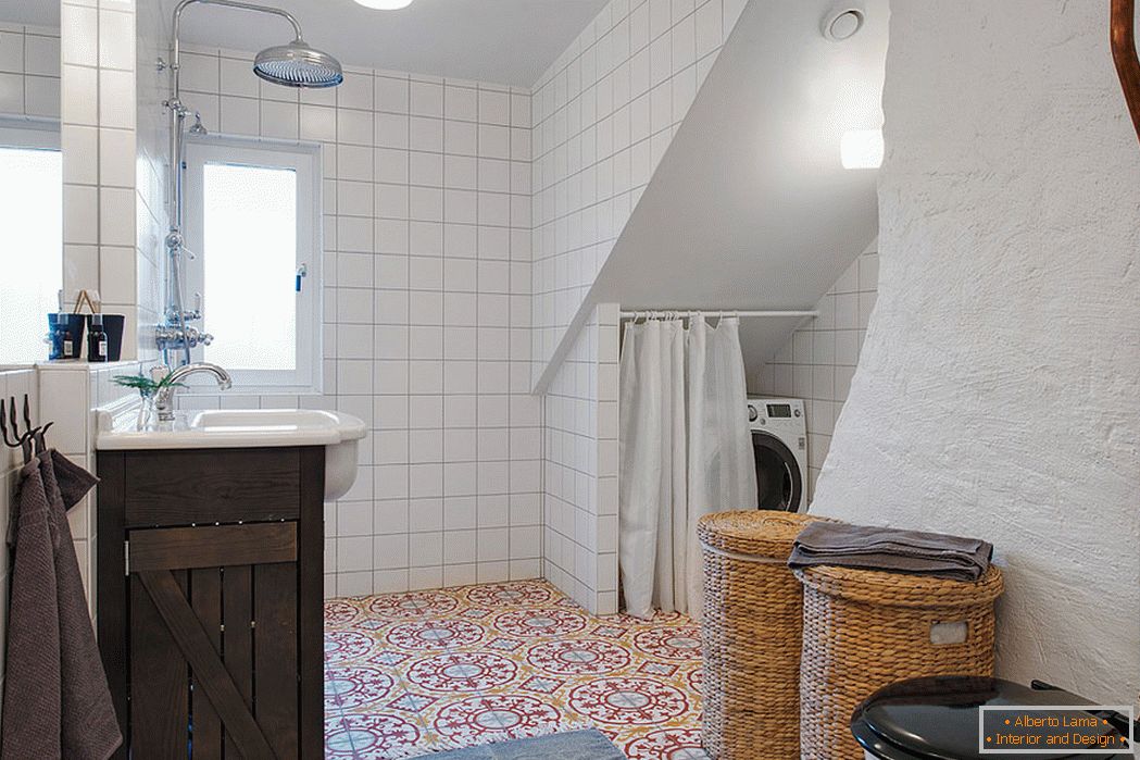 Interior del cuarto de baño en estilo escandinavo