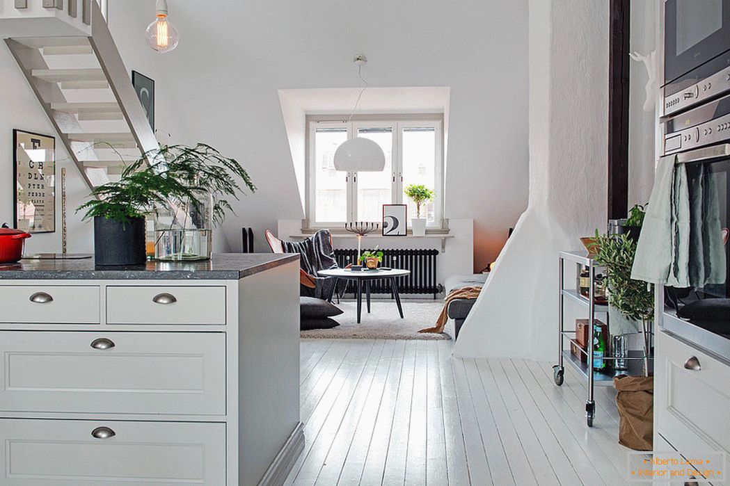 Interior de una pequeña casa en estilo escandinavo