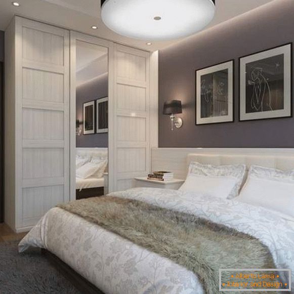 Compartimento de armario empotrado en el dormitorio en un estilo moderno con espejo e iluminación