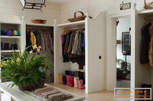 Idea para guardar cosas en el pasillo: armarios empotrados