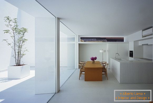 Interior minimalista de una casa de campo