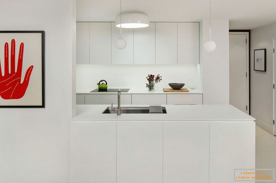 Interior de cocina en blanco con parches brillantes