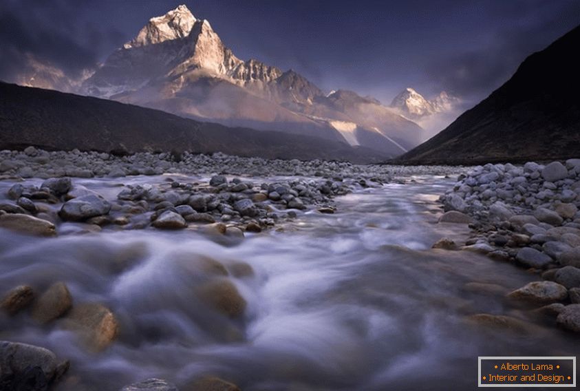 Río de montaña de Nepal