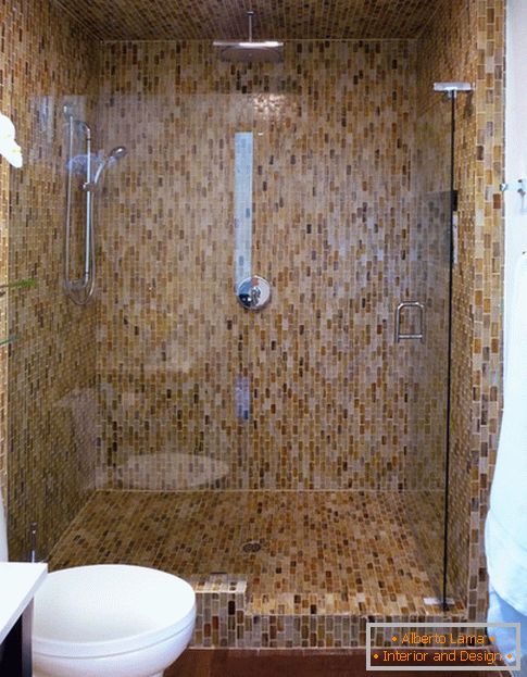 Mosaico en las paredes en el baño