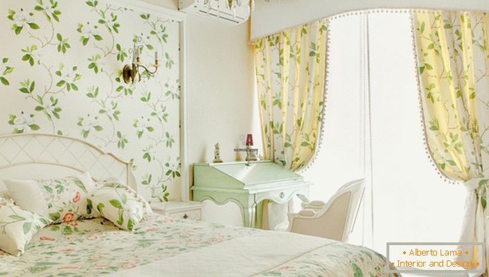 Los motivos florales utilizados para decorar las paredes de la habitación de las niñas también se pueden rastrear en cortinas y ropa de cama. 
