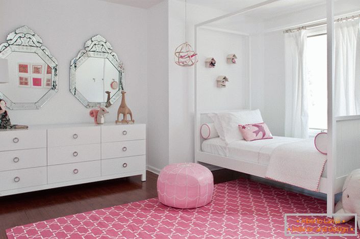 Decoración blanca y rosa clásica de la habitación de un pequeño fashionista.