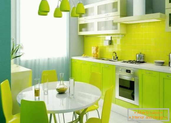 Hermosa cocina verde en el interior del apartamento