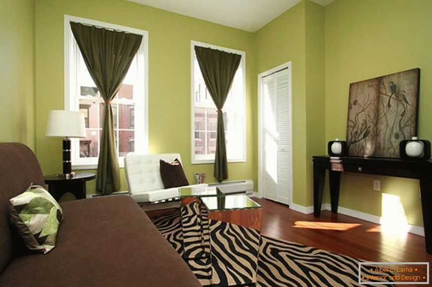Interior con papel tapiz verde