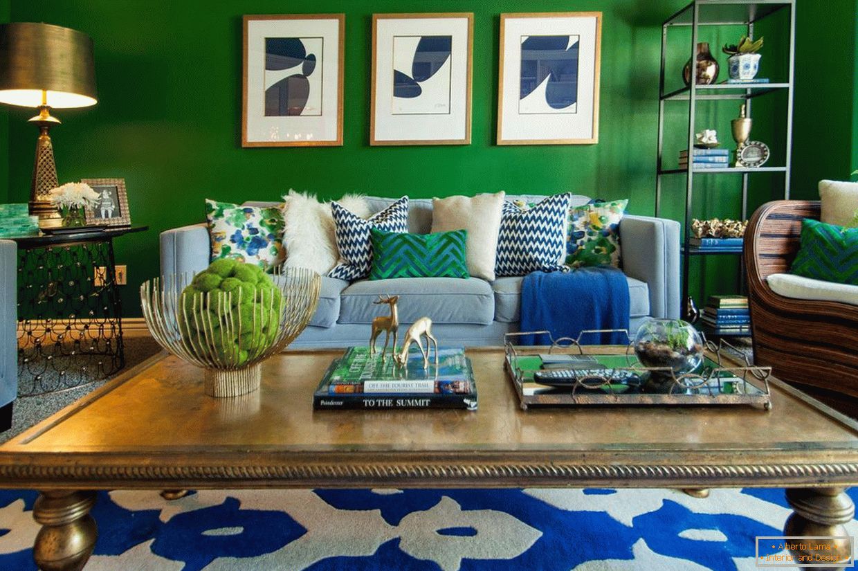 Azul ковер в зеленой гостиной