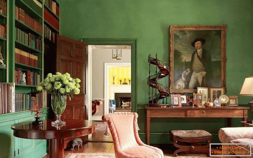 Decoración de la habitaciónы с зелеными обоями в классическом стиле