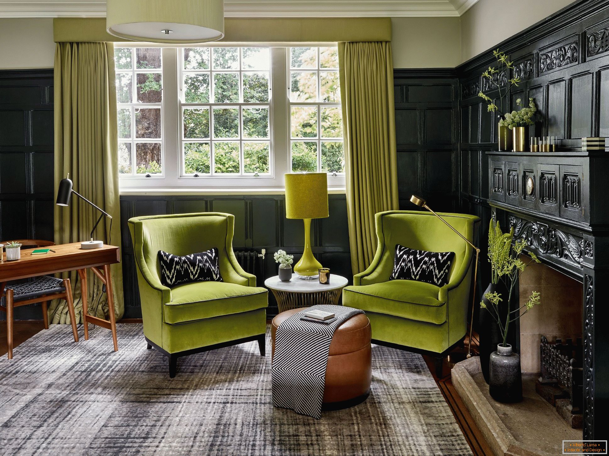Muebles verdes tapizados en la sala de estar