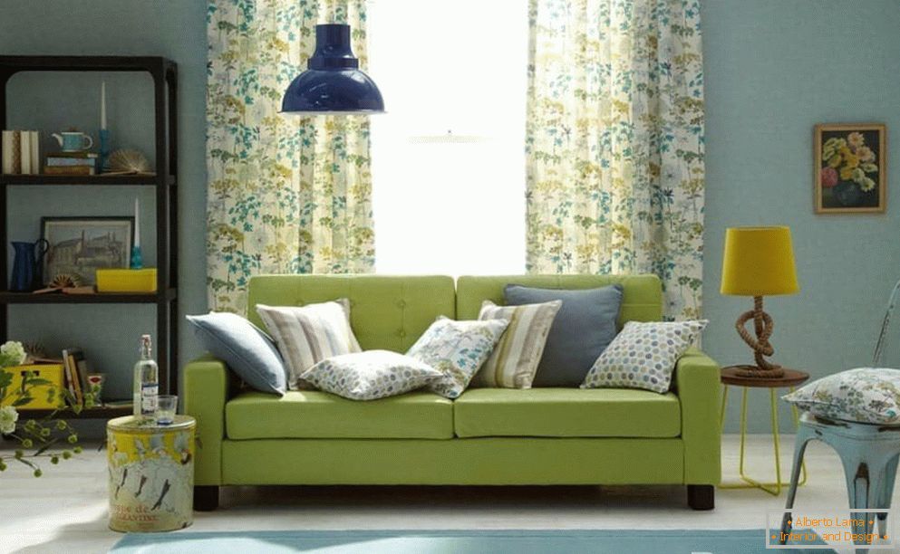 Sala de estar en azul con un sofá verde