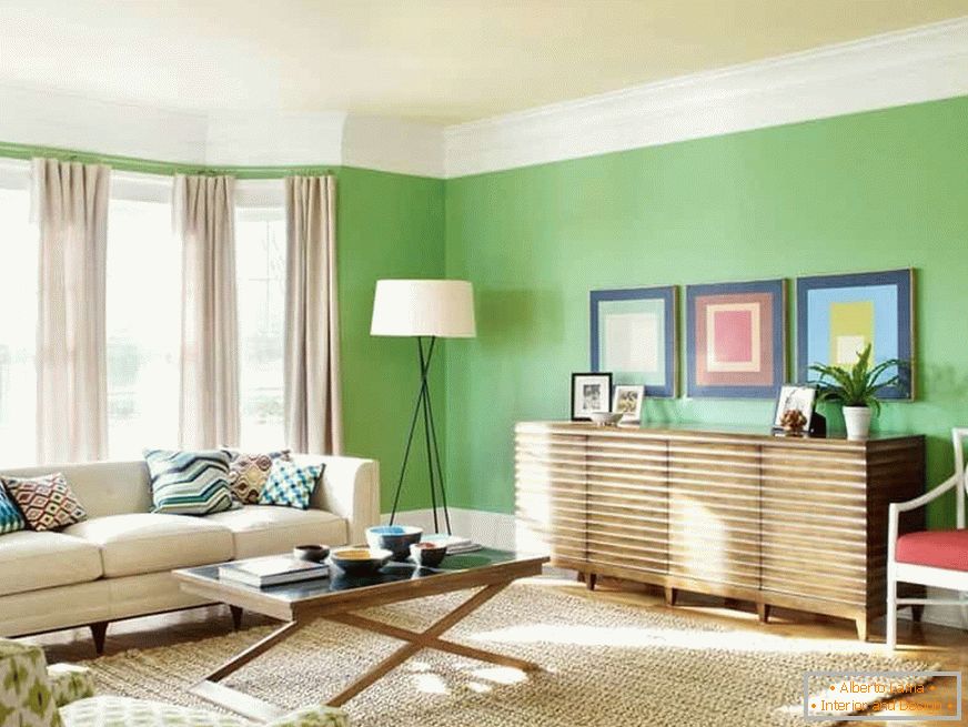 Luminosa sala de estar con luz verde y beige