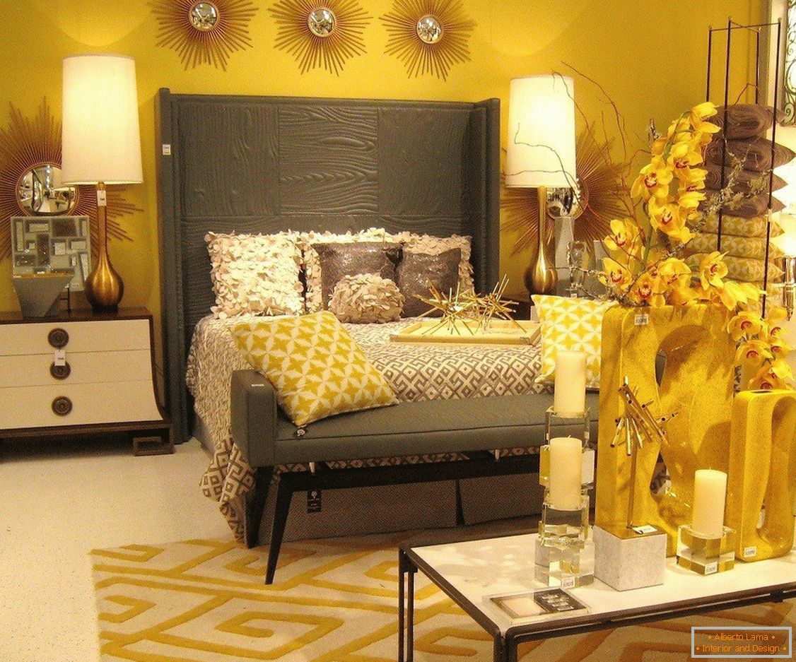 Cabeza de cama gris y habitación amarilla