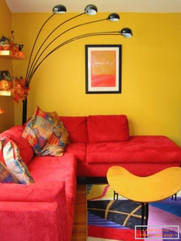 Sofá rojo en la sala de estar amarilla