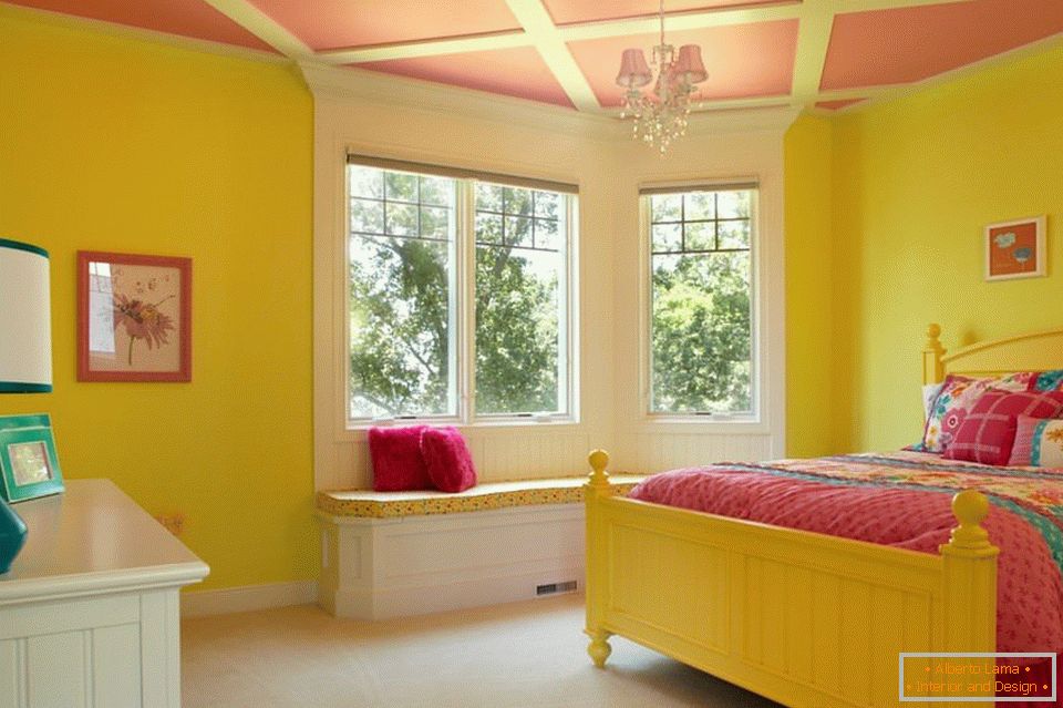 Paredes amarillas y techo rosado