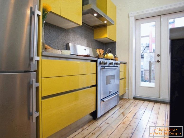 Aplicación de color amarillo en el interior de la cocina