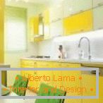 Muebles de cocina con fachadas blancas y amarillas