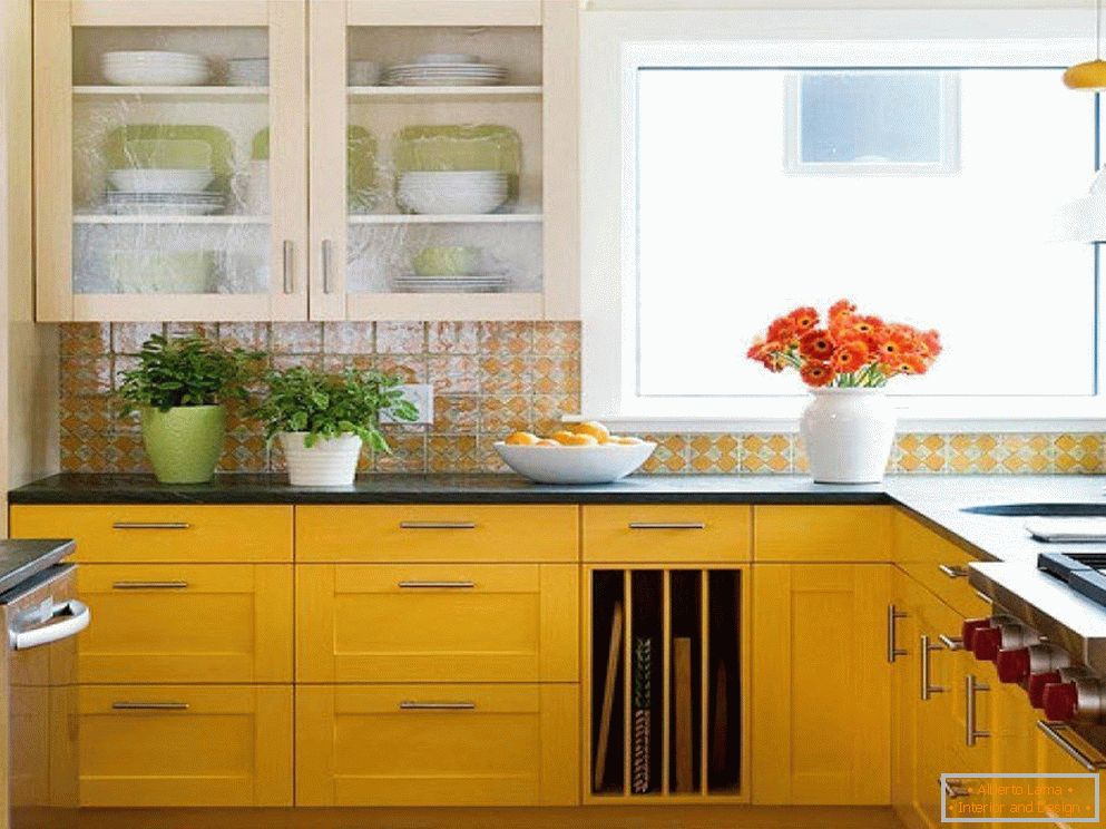 Muebles de cocina con fachadas amarillas