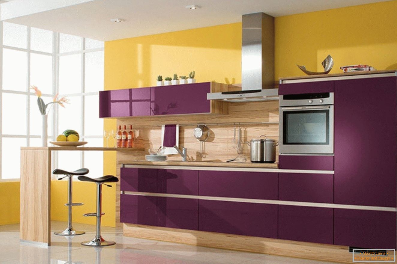 Cocina amarillo-violeta