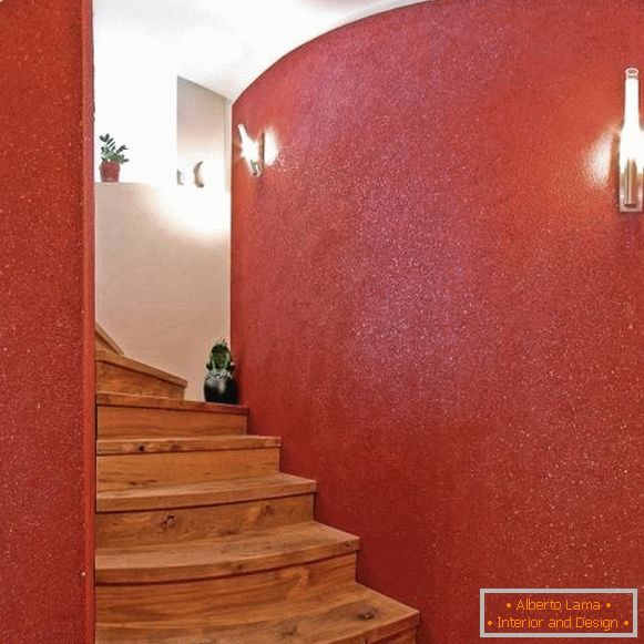 Papel pintado líquido rojo en el pasillo en el interior - foto de la escalera