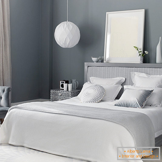 Dormitorio gris con cortina de papel colgante