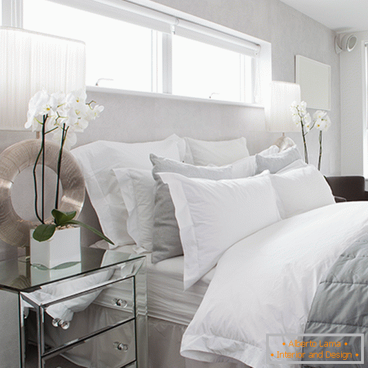 Un deslumbrante dormitorio blanco con una hermosa luz
