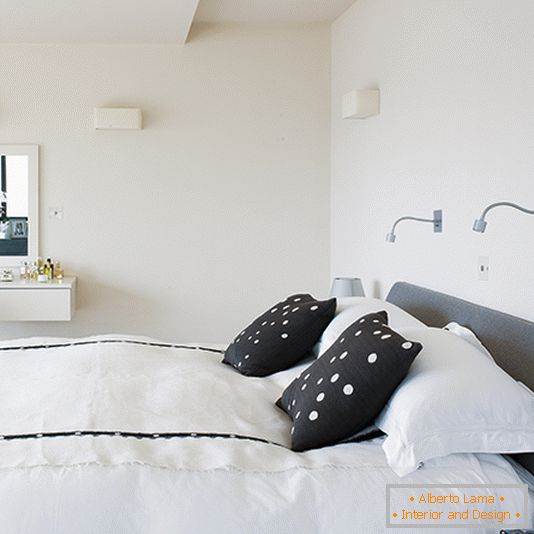 Habitación monocromática con apliques minimalistas