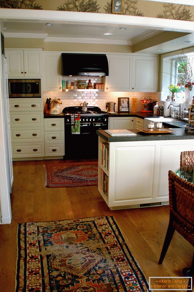 Interior de una pequeña cocina со стеллажами