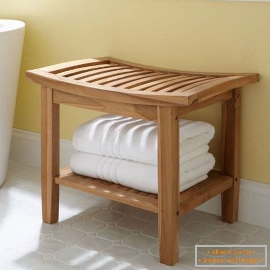 Silla de madera para el baño
