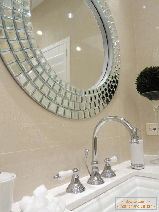 Elegante espejo sobre el fregadero en el baño