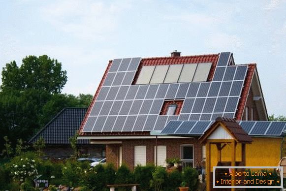 Casa con paneles solares para electricidad autónoma