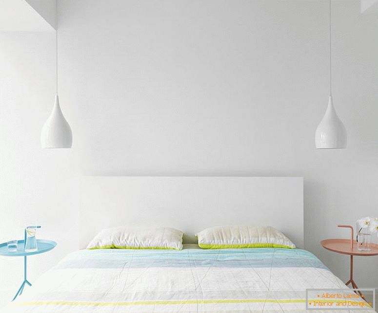 Lujosa habitación blanca en un estilo minimalista