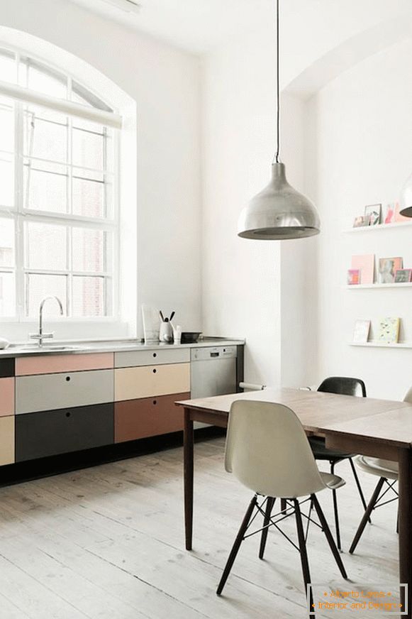 Pequeña cocina-oficina en colores pastel