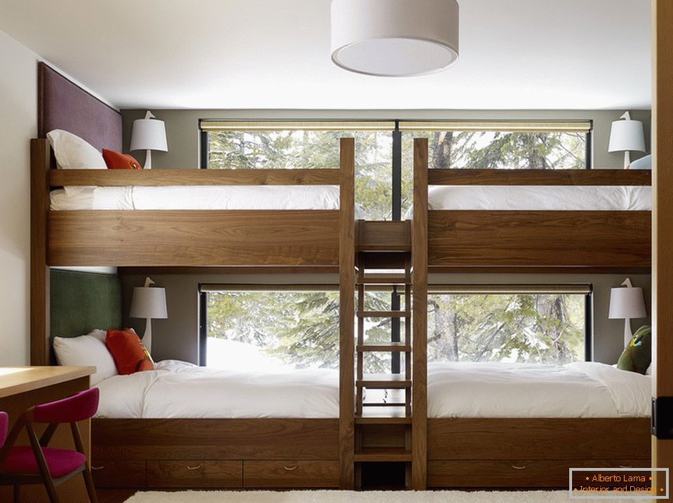 Dos niveles de cuatro camas en una guardería