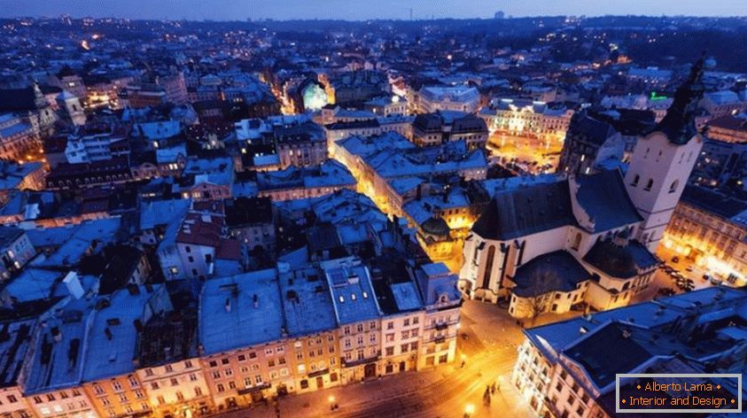 Noche Lviv с ярким освещением