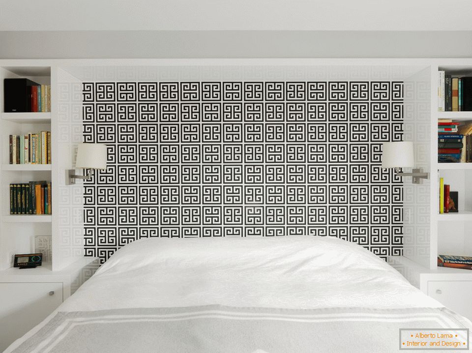 Dormitorio en blanco con un patrón negro en la cabecera de la cama